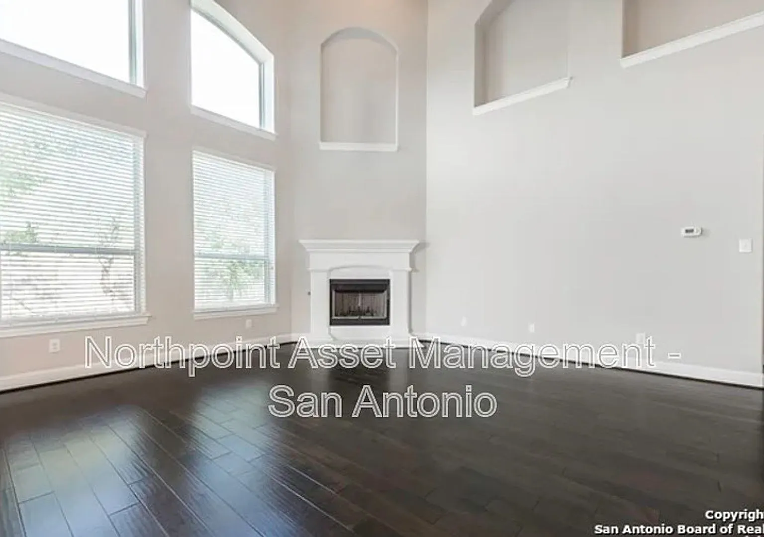 4BR/3.5BA | Single Family Home | 3-Car Garage Parking | Fenced backyard! — Photo 4