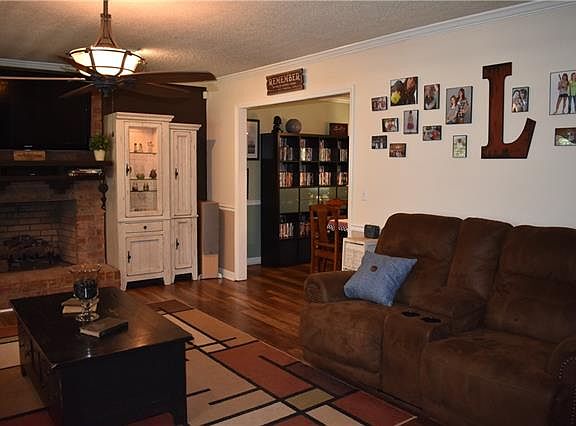 3rd image of 208 Tomlinson Ct