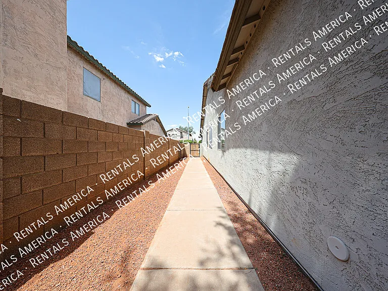 2211 W Olive Way — Photo 46
