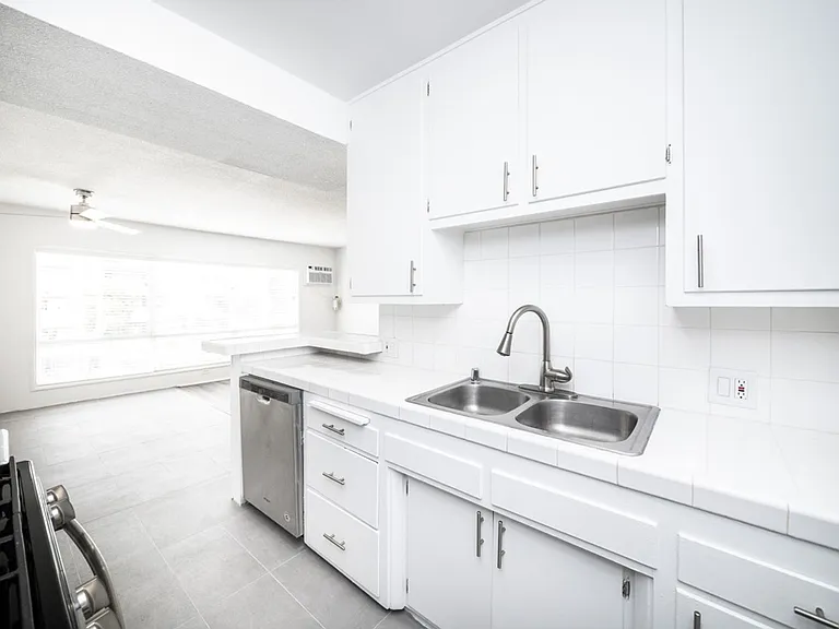336 S. Alexandria Ave — Photo 21