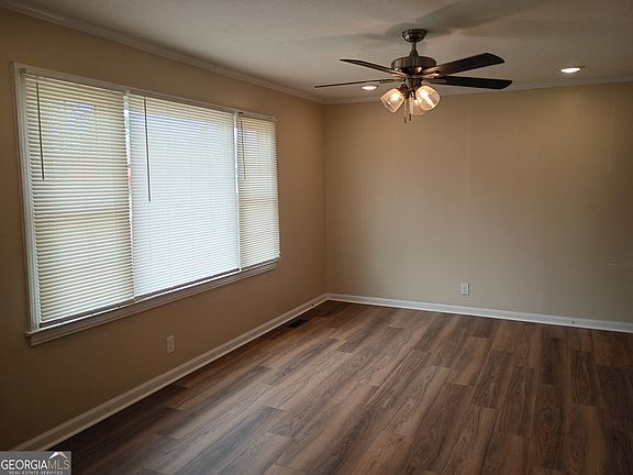 3rd image of 624 Thompson Rd