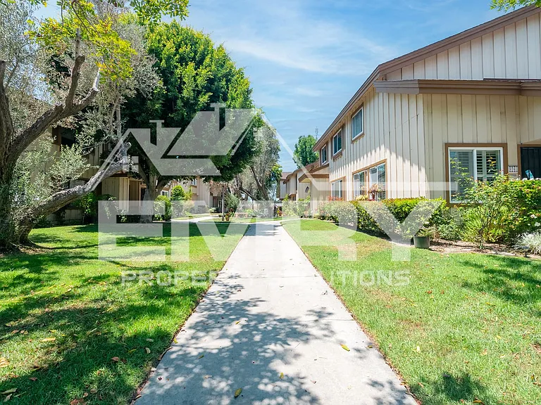 9781 S Karmont Ave — Photo 34