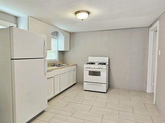 3rd image of 217 Cockerel St #C