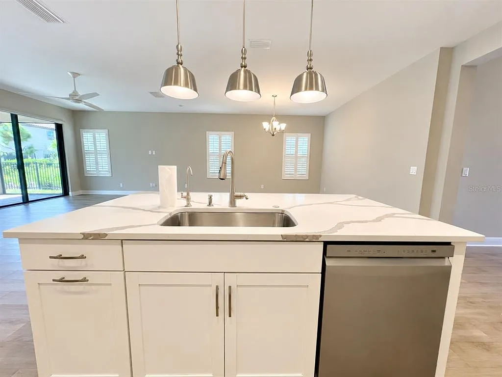 4 bed, 3.0 bath, 2140 sqft, $3,900 — Photo 4