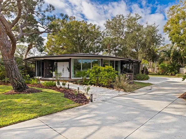 7117 Sunshine Dr S, Saint Petersburg, FL 33705