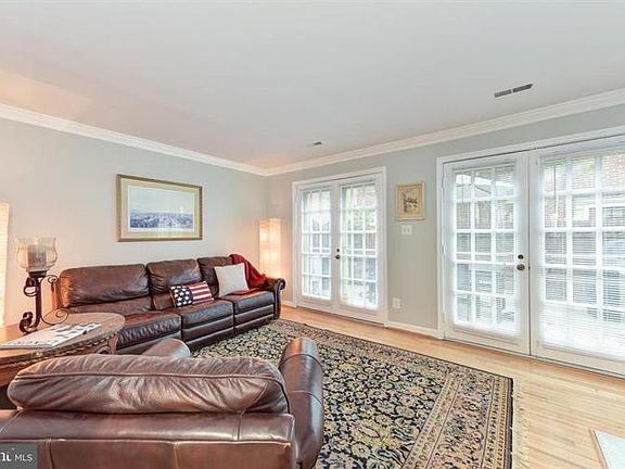 5th image of 682 S Columbus St