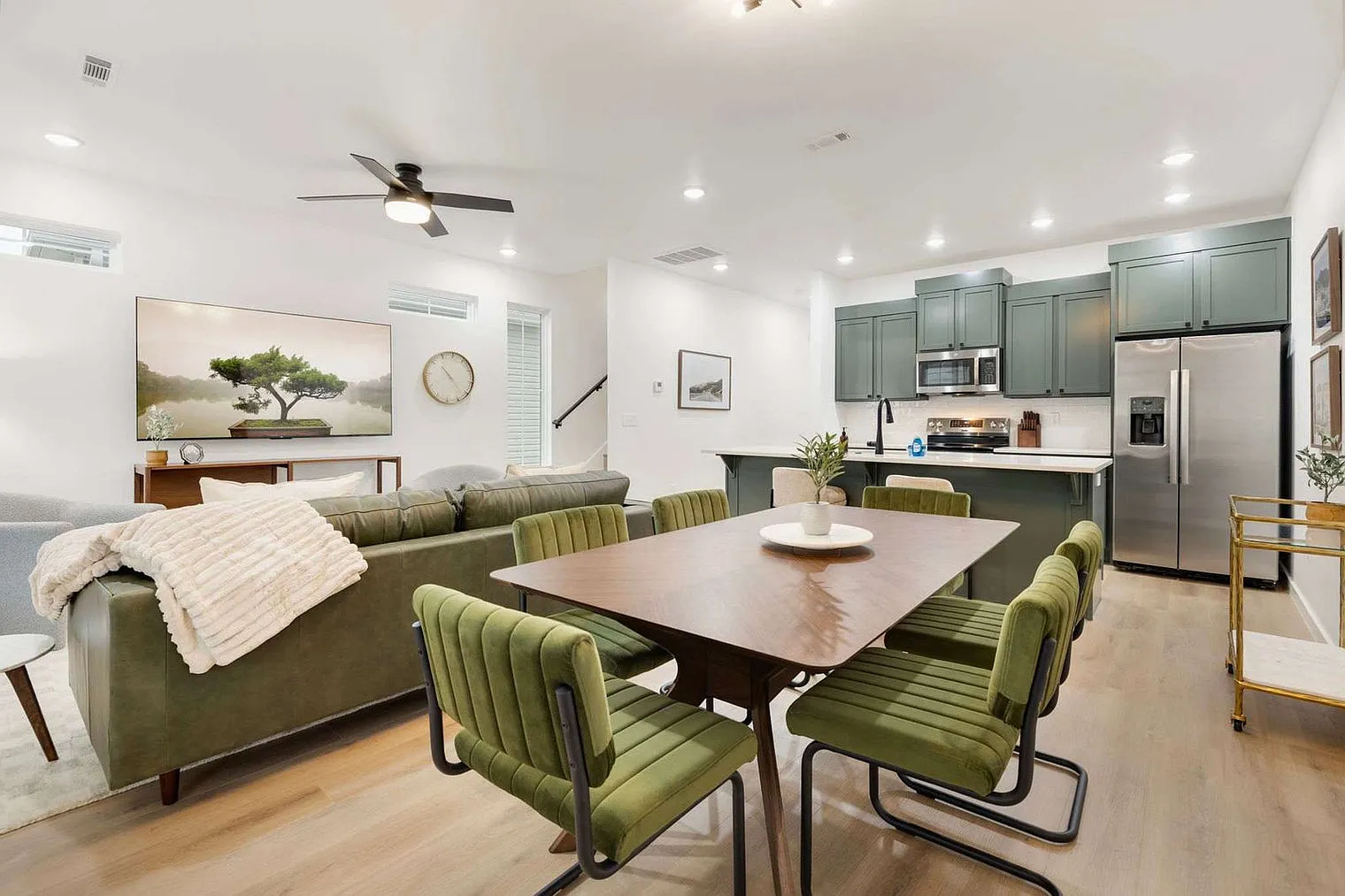3 bed, 2.0 bath, 1657 sqft, $3,783 — Photo 2