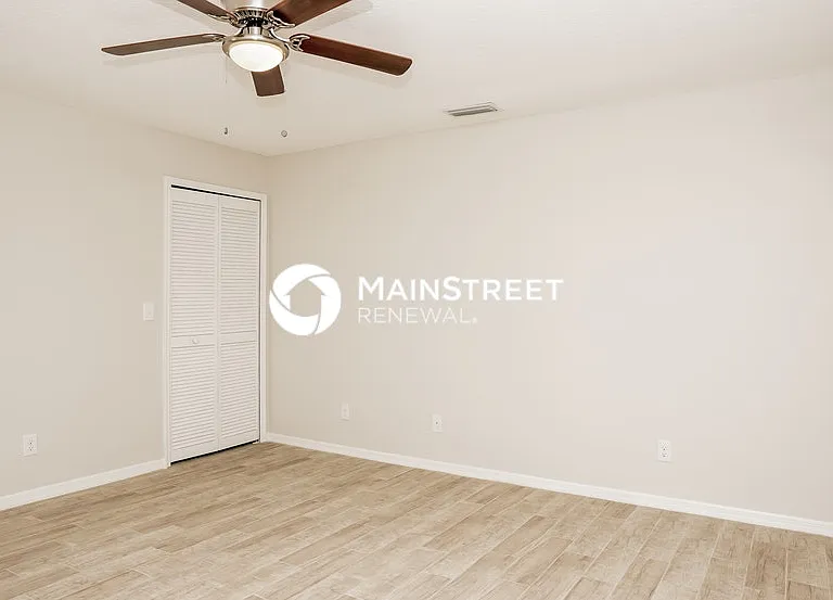 1722 Elmhurst Cir S #E — Photo 12