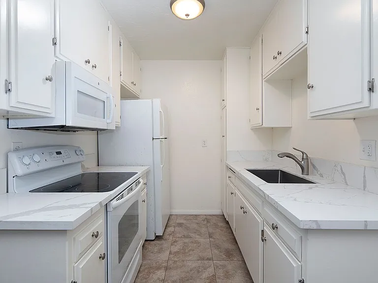 Pier View Apartments — Photo 2