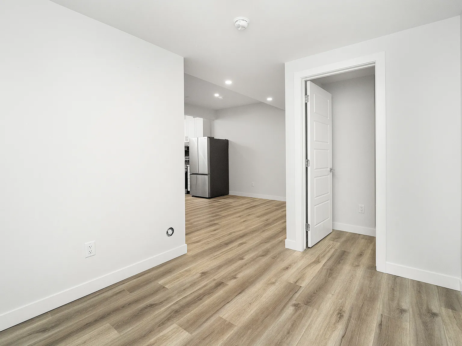 Modern 1 Bedroom | 1 Bathroom Basement Suite with Utilities Included Keswick — Photo 3