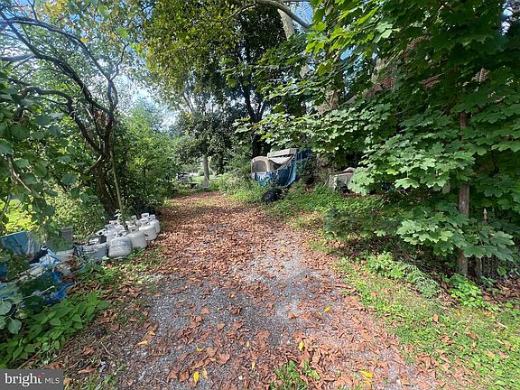 4th image of 374 Fairview St