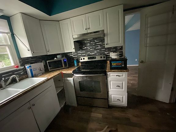 3rd image of 211 Spruce Ct