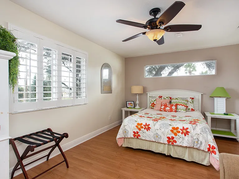 Queen Bedroom, upstairs