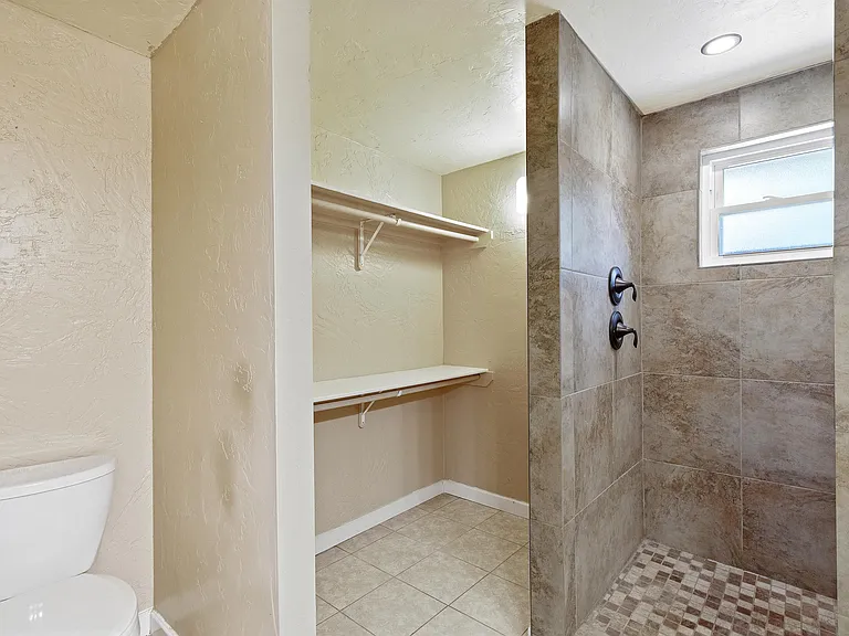 1228 W 11th St — Photo 45
