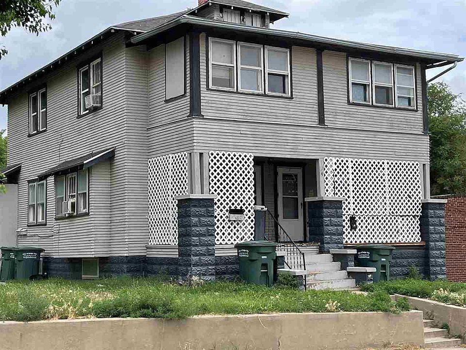 1st image of 104 E Oak St