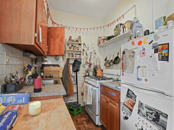 60-46 Putnam Avenue image 23 of 47