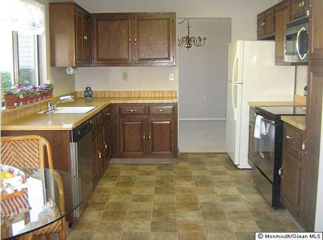 2nd image of 587 Burtons Court #B