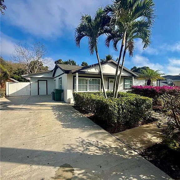 733 Pine Cone Ln — Photo 3
