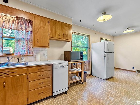 3rd image of 1192 Klein Ave