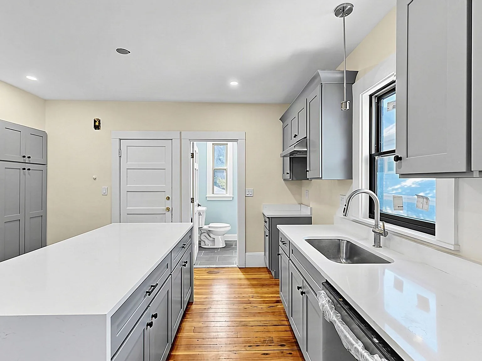 6 bed, 2.5 bath, 2156 sqft, $5,350 — Photo 2