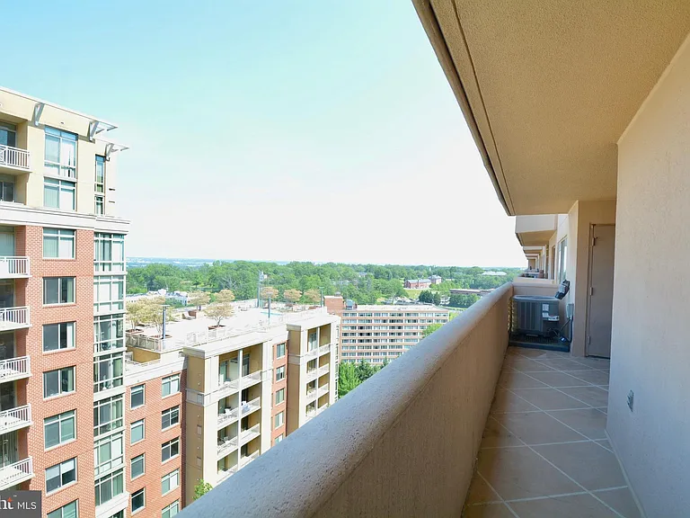 1301 N Courthouse Rd #1512 — Photo 25