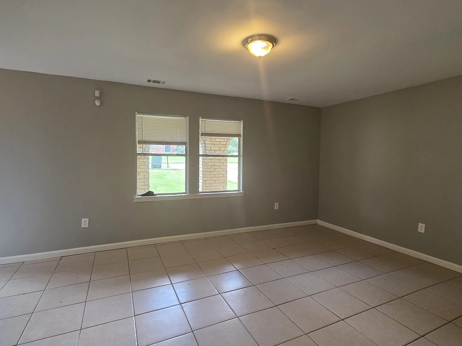 Beautiful 3-Bed, 2.5-Bath Duplex Unit — Photo 3