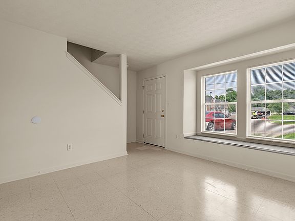 3rd image of 10403 Hillpark Dr