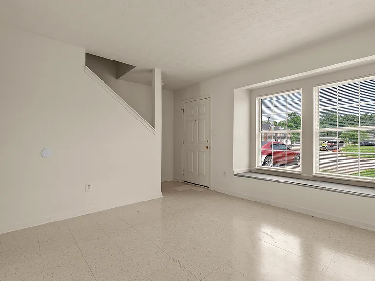 10403 Hillpark Dr — Photo 3