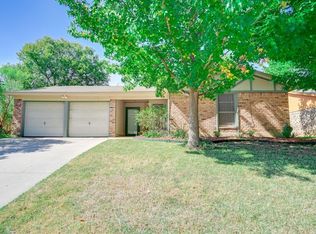 906 Willow Cir N, Burleson, TX 76028