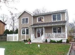 77 Holiday Blvd, Center Moriches, NY 11934