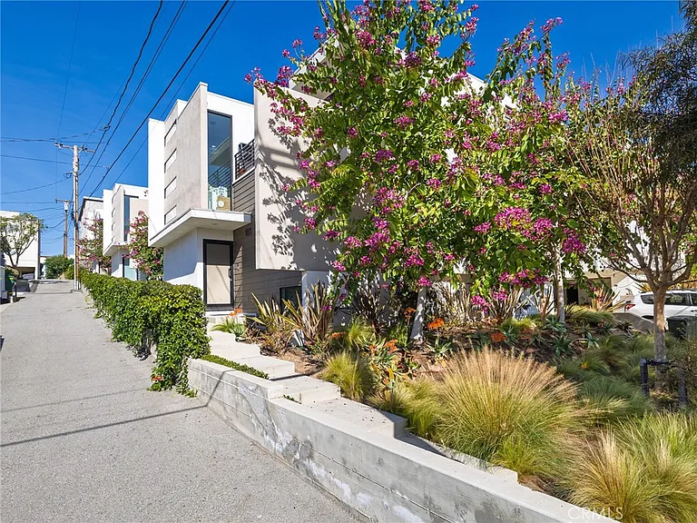 121 E Walnut Ave — Photo 3