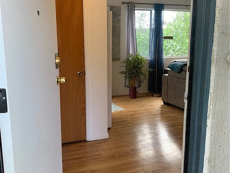 744 W 33rd St — Photo 2