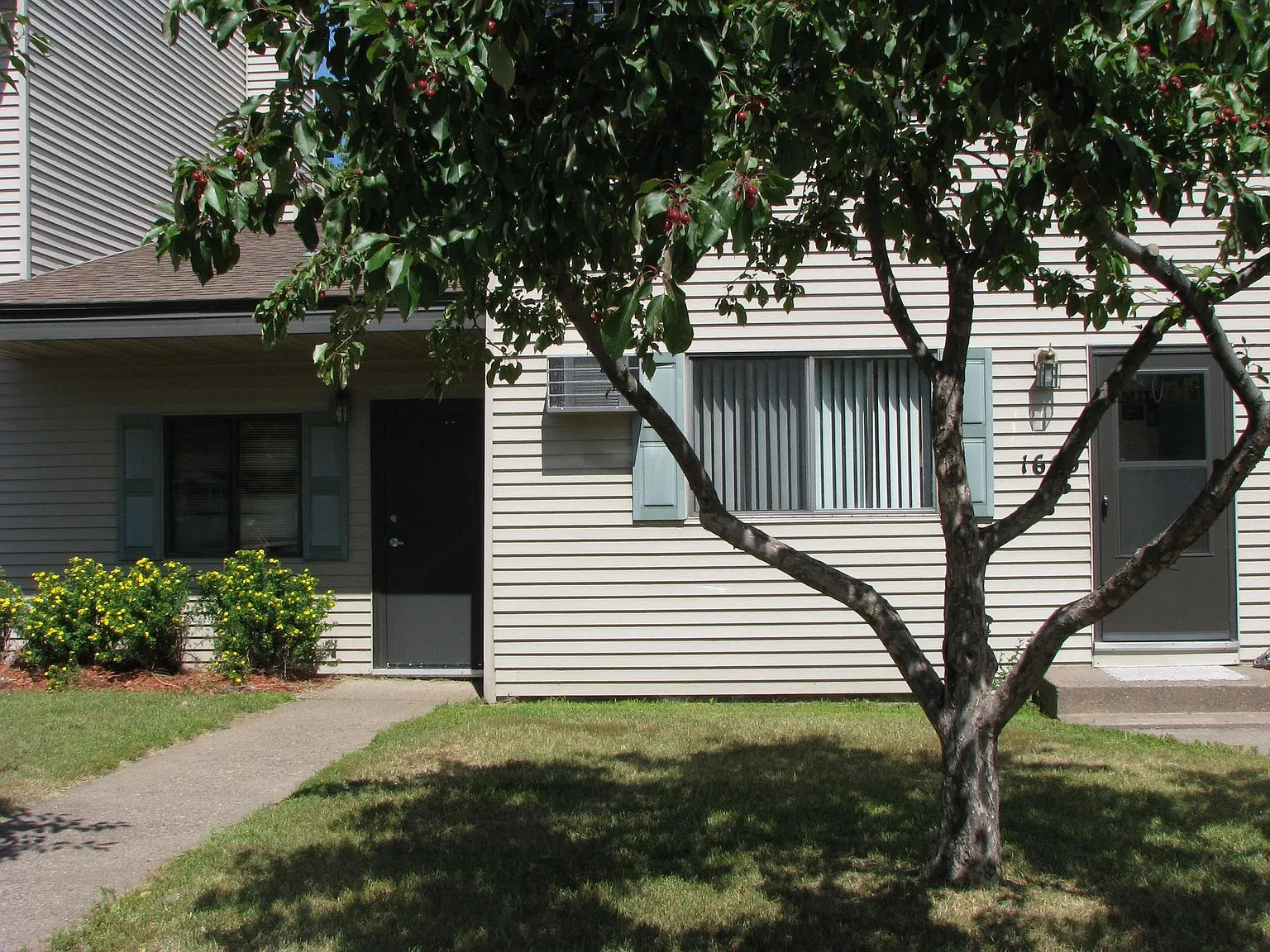 Sahlman Townhouses West — Photo 2