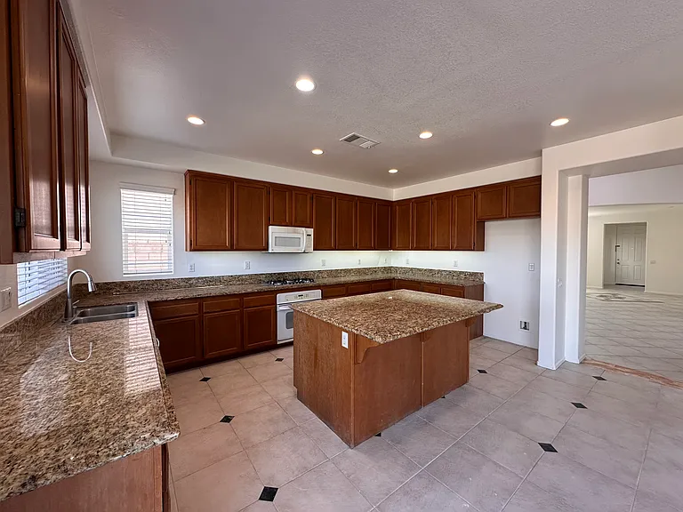 23424 Caliente Springs Ave — Photo 6