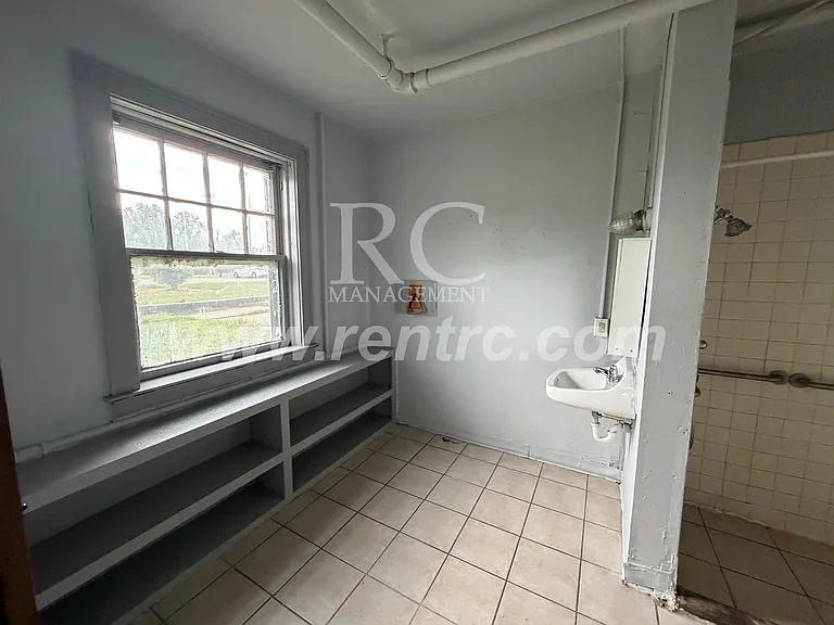 210-148 E Walnut St — Photo 5