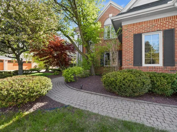 18320 Heatherlea Dr, Livonia, MI 48152