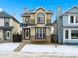 1009 W Country Hills Cir NW, Calgary, AB T3K4W7