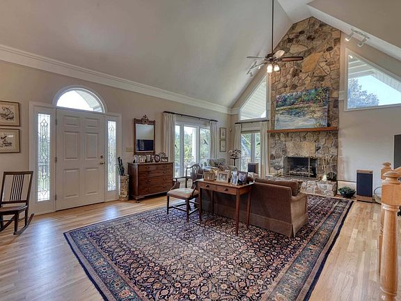 5th image of 208 Rich Dr