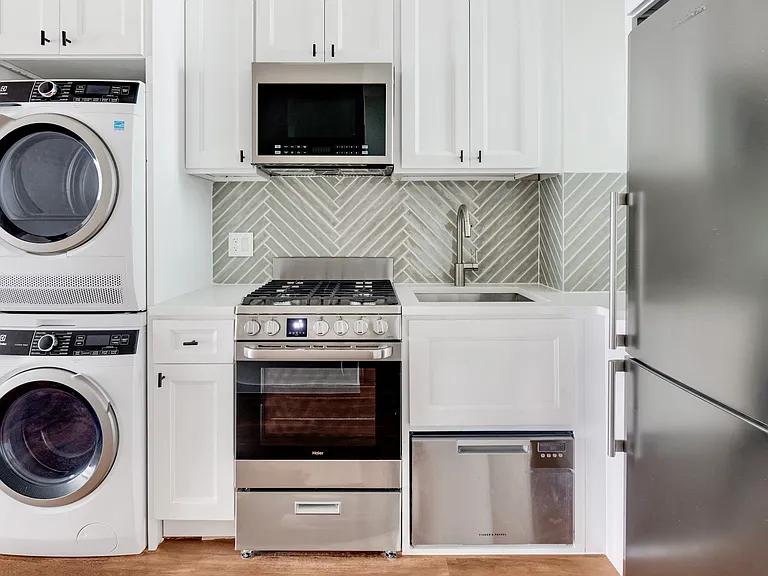 340 E 9th St #3 — Photo 3