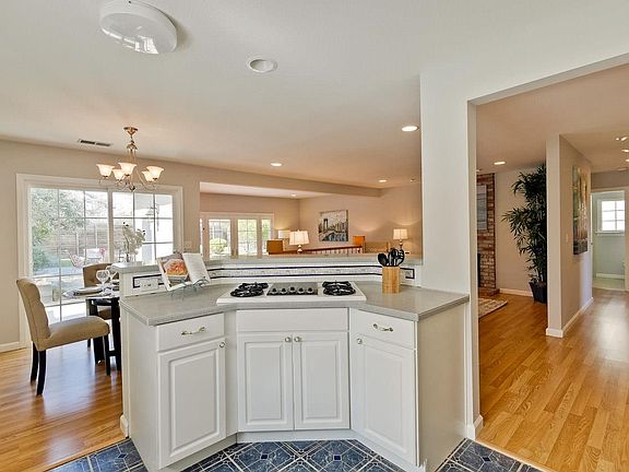 5th image of 1025 E Cardinal Dr