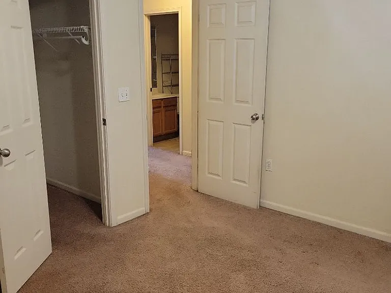 631 Scottsvale Dr — Photo 3