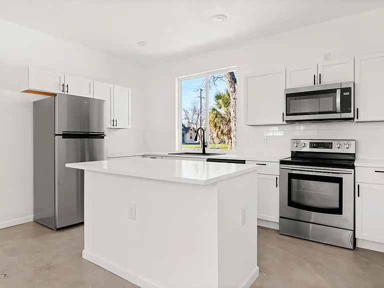 1005 Essex St #202 — Photo 2