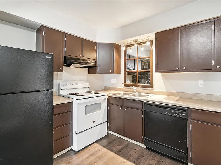 Country Club Park Apartments (320 S. Drake LLC) — Photo 6