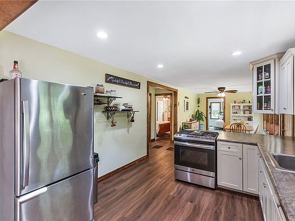 5th image of 110 Lakeshore Ln