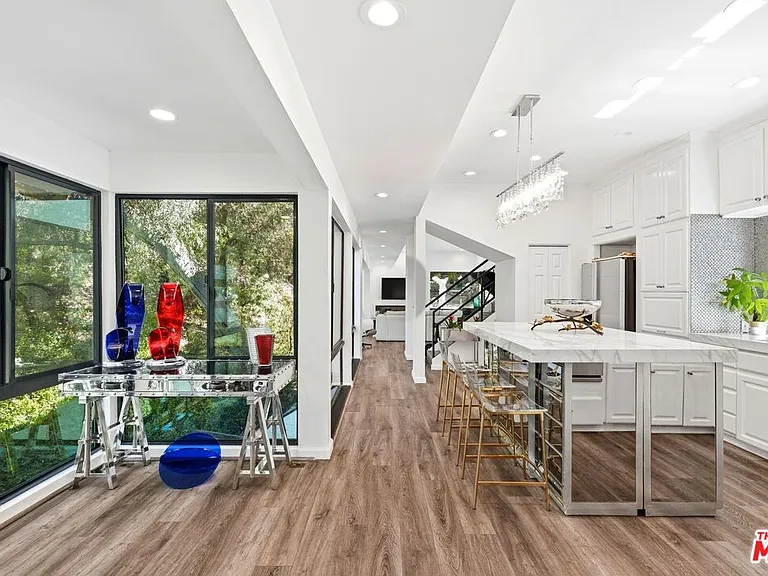 2350 Benedict Canyon Dr — Photo 4