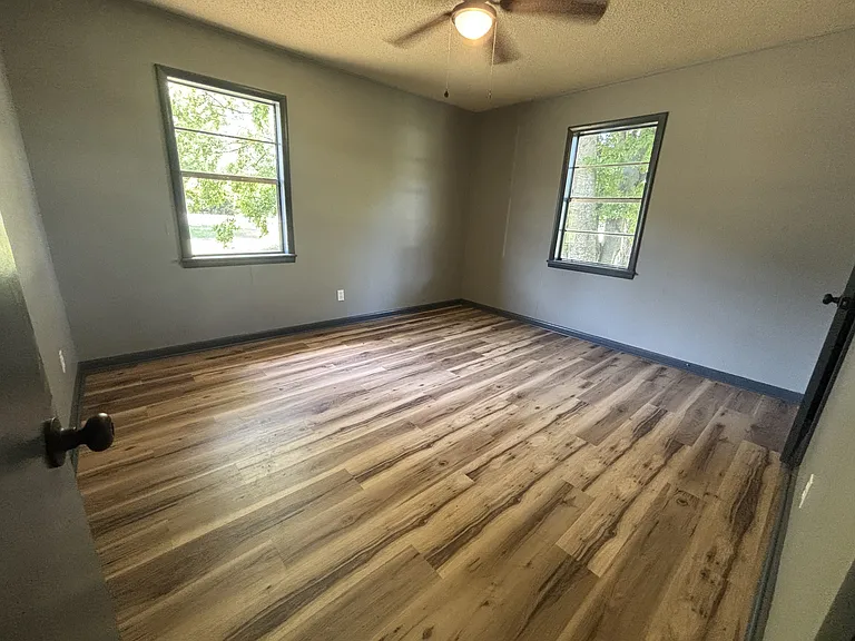 2702 W Commercial St — Photo 7
