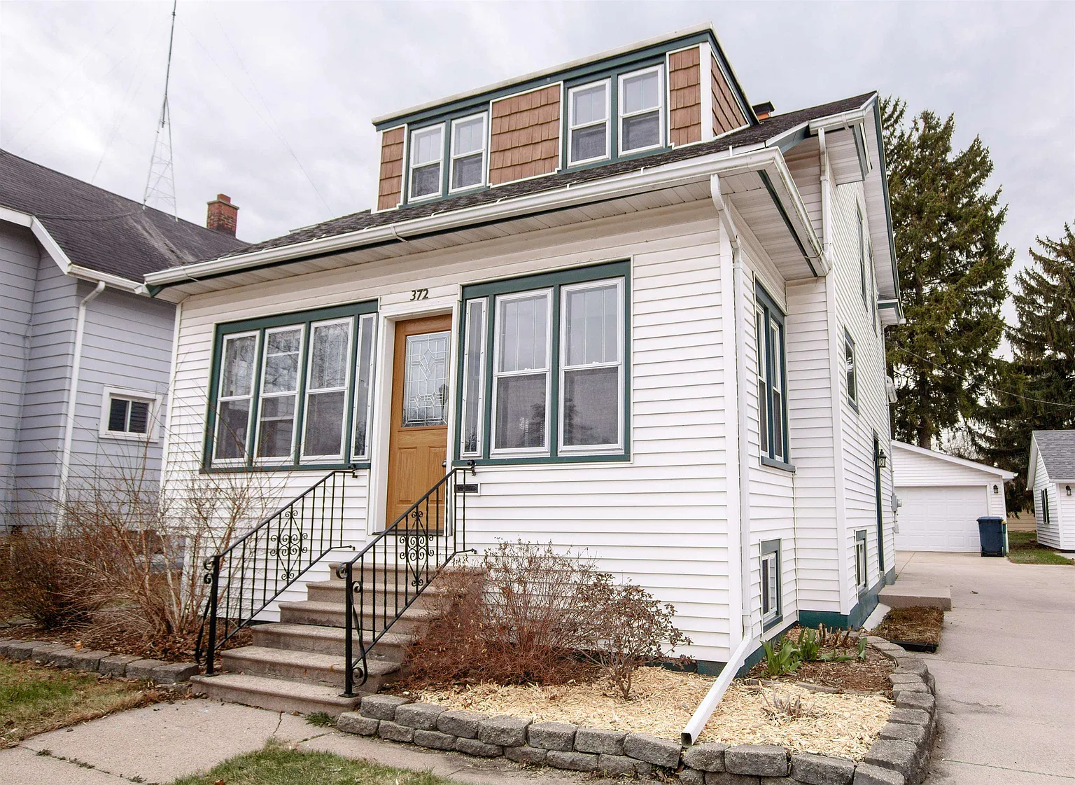 372 N Park Ave photo 1