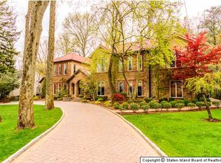 255 London Rd, Staten Island, NY 10306