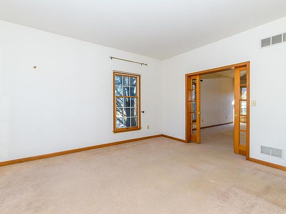 5th image of 319 Hillview Dr