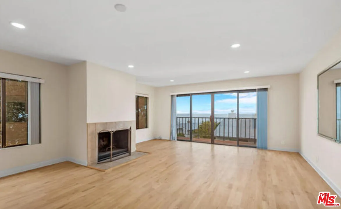 2 bed, 1320 sqft, $6,950 — Photo 3